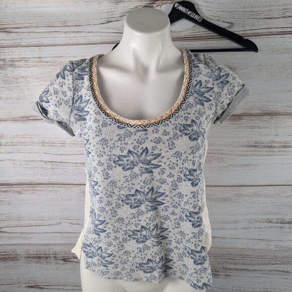 Akemi +Short Sleeve Floral Scoop Neck Tee Sz Small - Picture 1 of 8